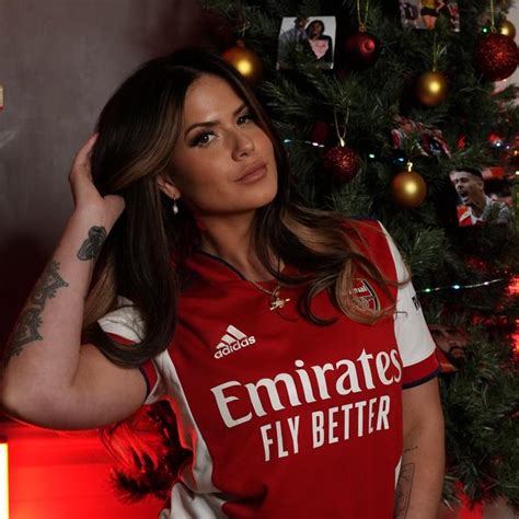 bellafitgirls|Bella⚽️ (@greengirlarsenal) .